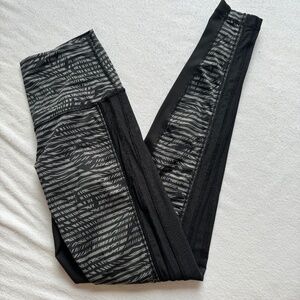 Lulelemon Black/Grey Mesh Side Leggings Sz 6